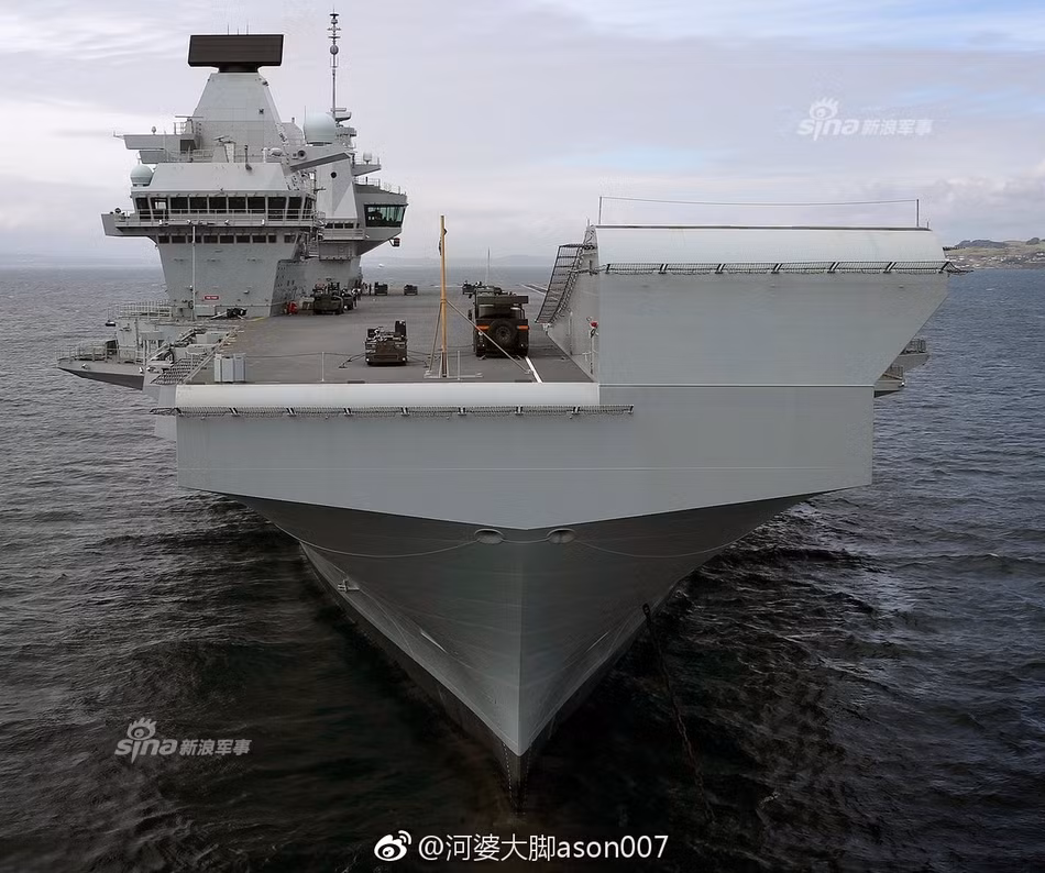 Là chiếc tàu quân sự lớn nhất trong lịch sử Hải quân Anh, tàu sân bay Queen Elizabeth có giá thành lên tới 4,6 tỷ USD và được hoàn thiện trong 10 năm. Mặc dù vậy, con tàu sân bay này lại được thiết kế theo kiểu cầu nhảy (không có hệ thống phóng máy bay) và không sử dụng động cơ hạt nhân. Nguồn ảnh: Sina.