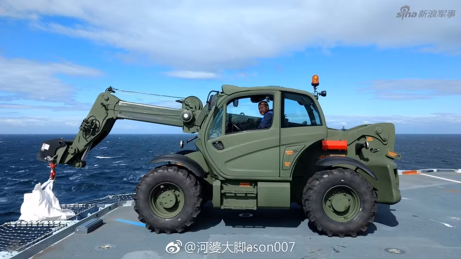 Vừa mới đây, hôm 4/7, tàu sân bay lớn nhất nước Anh chiếc HMS Queen Elizabeth đã được nhận loạt xe hỗ trợ đặc chủng mới cứng. Được thiết kế một cách chuyên biệt chỉ để phù hợp với các nhiệm vụ trên tàu sân bay, nhiều loại xe đặc chủng này hoàn toàn không được nhìn thấy ở sử dụng ở dưới mặt đất. Ảnh: Một chiếc xe cẩu cỡ nhỏ trên tàu sân bay Anh. Nguồn ảnh: Sina.