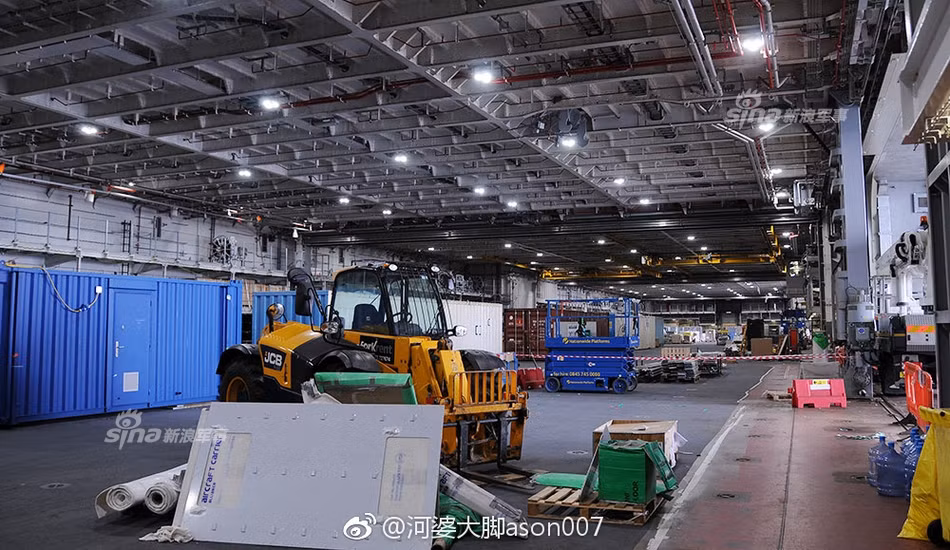 Hiện tại khu vực này vẫn còn đang trong giai đoạn hoàn thiện nên khoang chứa hàng và những kết cấu lớn như nhà chứa máy bay vẫn còn rất ngổn ngang do được trưng dụng làm nơi tập kết vật liệu và rác thải xây dựng. Nguồn ảnh: Sina.