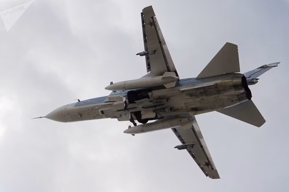 Chiếc máy bay chiến đấu Su-24 có khả năng hoạt động trong mọi loại điều kiện thời tiết. Su-24 có phi hành đoàn 2 người, sải cánh khi gập đạt 10,37 mét, khi mở đạt 17,64 mét. Tốc độ tối đa của chiếc Su-24 ở mọi độ cao là như nhau, khoảng Mach 1,06. Bán kính chiến đấu đạt 615 km, trần bay 11.000 mét và có khả năng mang theo tối đa 8 tấn vũ khí theo 9 giá treo dưới bụng. Nguồn ảnh: Sputnik.