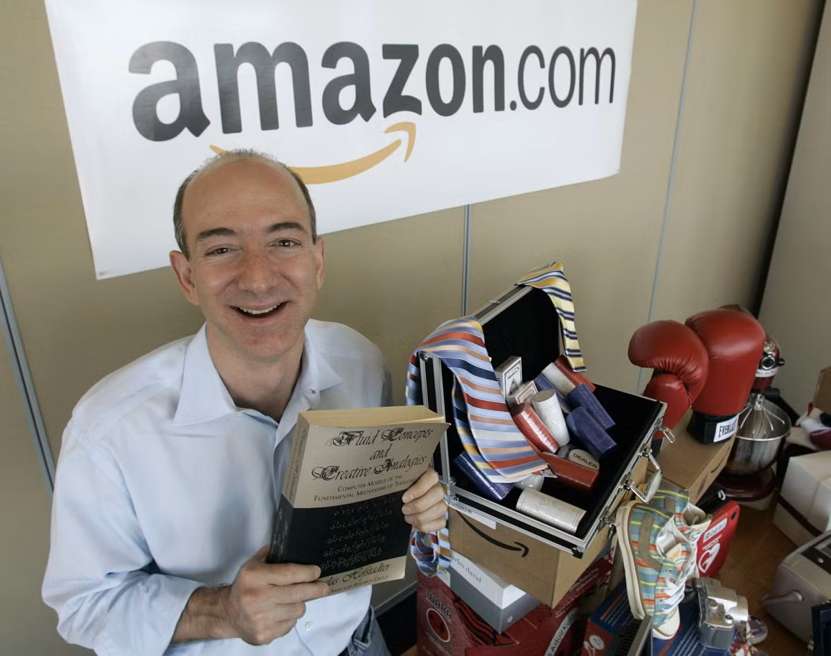 Jeff Bezos - CEO Amazon, một trong những CEO công nghệ nổi tiếng nhất thế giới vào năm 2005 khi còn là một ông chủ bán sách online