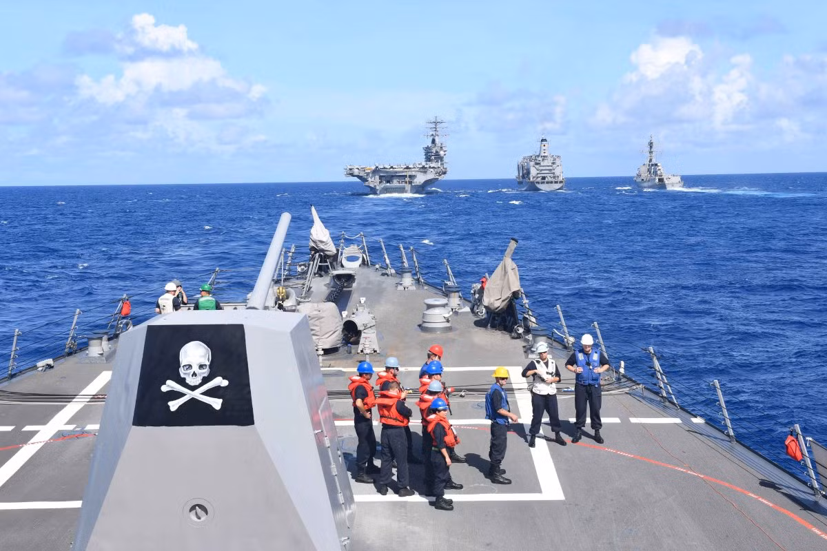 Từ trái qua phải, tàu sân bay USS Nimitz, tàu khu trục tên lửa lớp Arleigh Burke và tàu vận tải hậu cần USNS Yukon. Nguồn ảnh: Business Insider.
