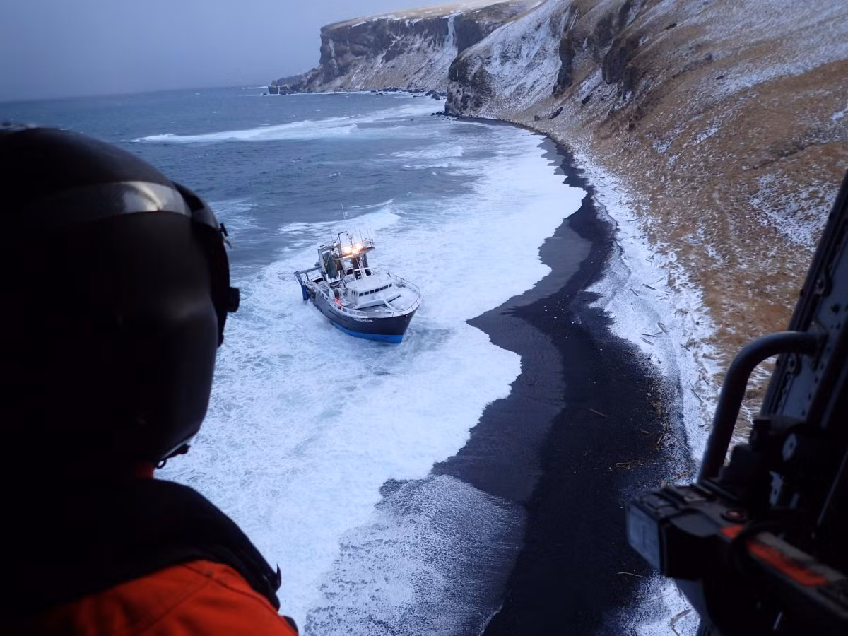 Lực lượng tuần duyên Mỹ trên trực thăng MH-60 đang bay trên một tàu đánh cá bị dạt vào bờ trong một cơn bão trước khi di tản được 3 người trên tàu ra khỏi nơi nguy hiểm. Nguồn ảnh: Business Insider.