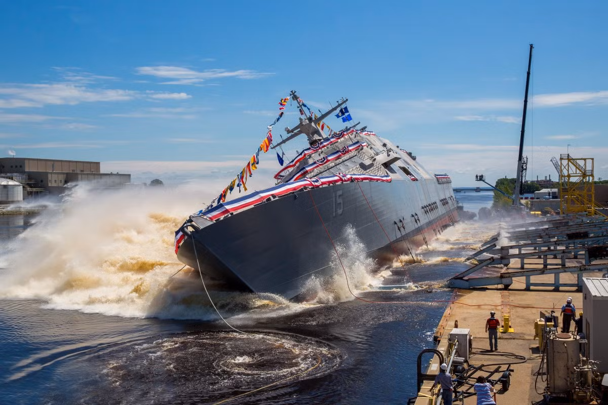 Tàu chiến ven bờ USS Bilings (LCS 15) của Hải quân Mỹ được hạ thủy xuống sông Meniminee vào hôm 1/7 vừa rồi. Nguồn ảnh: Business Insider.