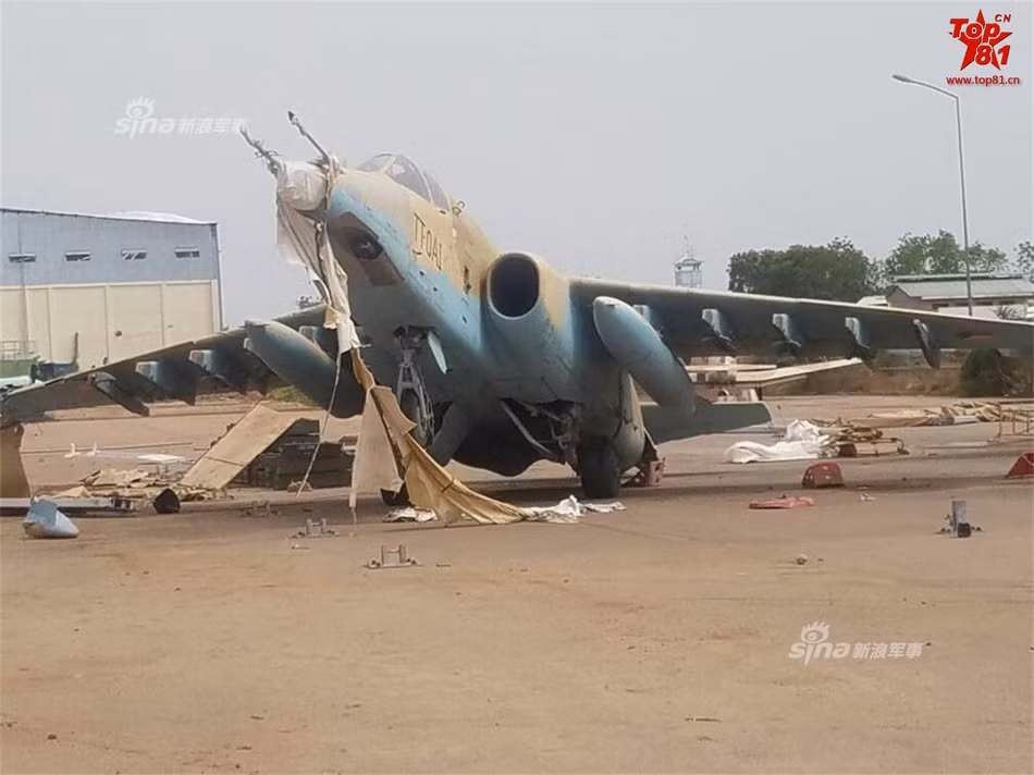 Một trong 6 chiếc cường kích Su-25 của Không quân Chad tại sân bay N'Djmena bị hư hỏng nặng sau cơn bão. Nguồn ảnh: Top81.