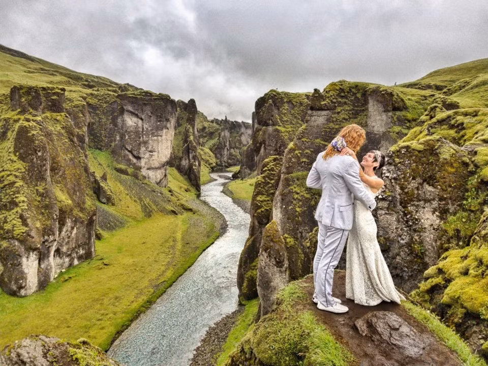 Một hẻm núi ở Iceland trở thành phông nền cho đám cưới lãng mạn của Cheetah và Rhiann. Cặp đôi tiết kiệm chi phí du lịch bằng cách đặt các chuyến bay giữa tuần, không quan trọng điểm đến. Sau lễ cưới đầu tiên, họ đã tận dụng thời gian nghỉ phép mỗi năm để du lịch tới các quốc gia khác nhau, tổ chức thêm nhiều lễ cưới.