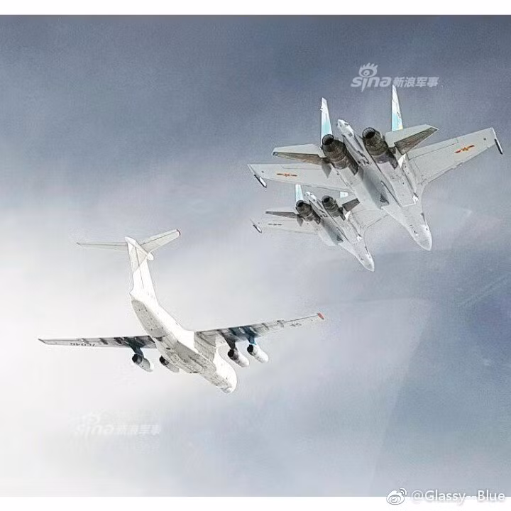 Những hình ảnh được công bố cho thấy một tốp 4 máy bay Su-35 bay kèm theo sau một máy bay vận tải Il-76MD của Trung Quốc, nhiều nguồn tin cũng cho biết, rất có thể chiếc máy bay vận tải kia là thùng xăng bay Il-78 chứ không phải một chiếc máy bay vận tải Il-76MD. Nguồn ảnh: Sina.