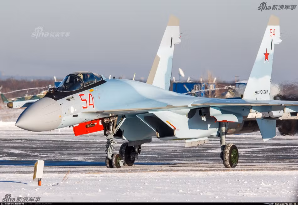 Sukhoi Su-35 là loại chiến đấu cơ đa năng chiếm ưu thế trên không. Nó có phi hành đoàn 1 người, chiều dài máy bay là 21,9 mét, sải cánh 15,3 mét, diện tích mặt cánh 62 mét vuông và có trọng lượng cất cánh tối đa lên tới 34,5 tấn. Nguồn ảnh: Sina.