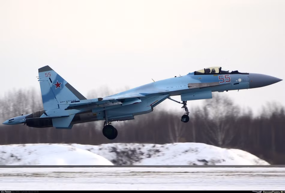 Sở hữu hai động cơ Saturn AL-31F1S, máy bay Su-35 có khả năng bay với tốc độ tối đa Mach 2,25 ở độ cao tối đa tương đương với 2400 km/h. Ở độ cao ngang mực nước biển, máy bay Su-35 có thể bay với tốc độ tối đa 1400 km/h tương đương với Mach 1,13. Nguồn ảnh: Sina.