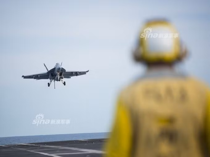 Đường băng luôn trong tình trạng hoạt động hết công suất với các máy bay cất cánh và hạ cánh liên tục. Nguồn ảnh: USnavy.