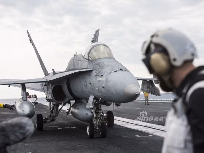 Những máy bay chờ cất cánh xếp hàng dài trên tàu sân bay. Nguồn ảnh: USnavy.