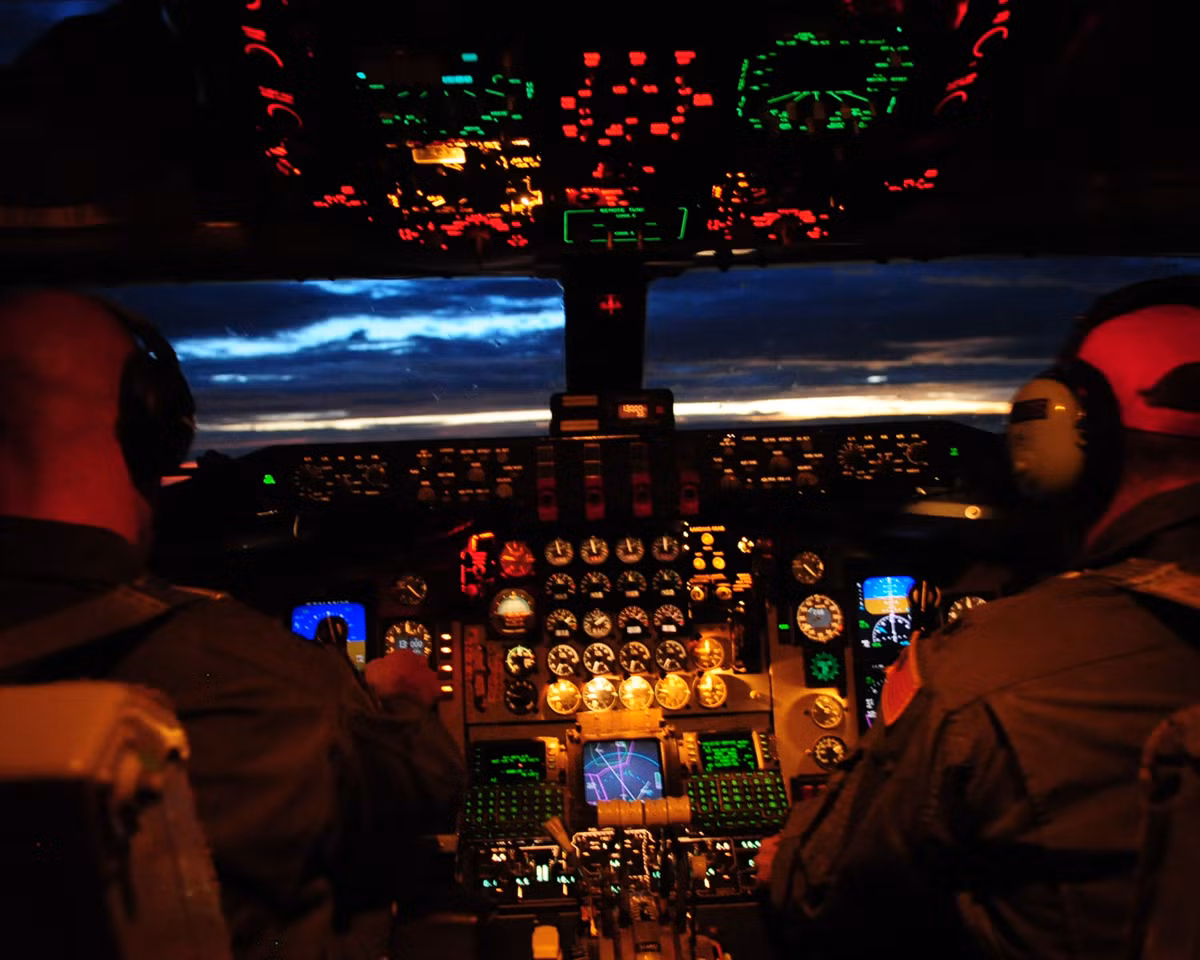 C-130 là chiếc máy bay vận tải lớn bậc nhất của Không quân Mỹ. Chiếc máy bay này không những làm được nhiệm vụ vận tải, nó còn kiêm cả nhiệm vụ hỗ trợ hỏa lực khi người ta đặt nên máy bay cả những khẩu pháo 40mm, 75mm và dội đạn thẳng từ trên trời xuống mục tiêu. Nguồn ảnh: Davis.