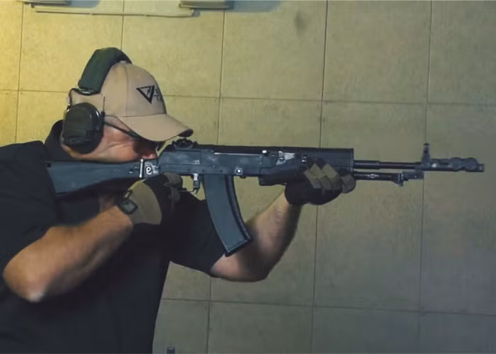 Súng trường tấn công AN-94 là khẩu súng được coi là "dị" bậc nhất thế giới, khẩu súng này có cơ chế bắn không thể độc đáo hơn đó là trong cùng một lần bóp cò, hai viên đạn sẽ được bắn ra cùng lúc qua đó độ chính xác giữa hai viên đạn sẽ tăng lên bất kể độ giật của súng đến đâu. Nguồn ảnh: Popular.