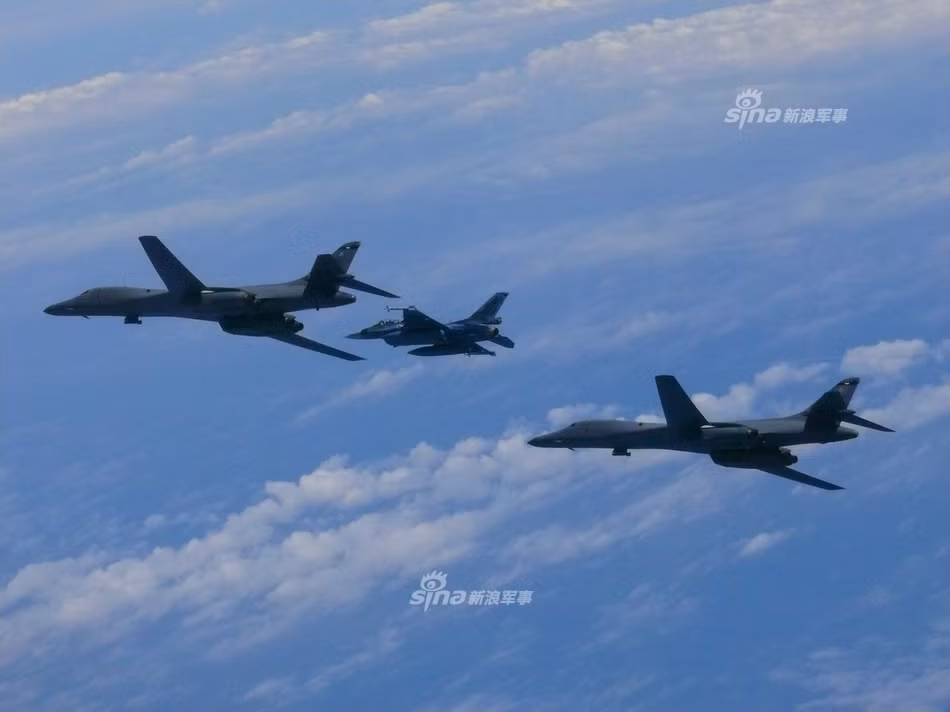 Hai chiếc B-1B Lancer của Mỹ xuất phát từ hồi cuối tháng 6 tại sân bay quân sự Anderson trên quần đảo Guam, bay xuống khu vực biển Đông để tham gia tập trận với lực lượng Hải quân Mỹ, sau đó quay lại Hàn Quốc để tham gia tập trận chung với Không quân Hàn Quốc. Hiện vẫn chưa có bất cứ thông tin nào về việc liệu Mỹ có rút các cường kích cơ này về nước không và nếu có thì thời gian sẽ là khi nào, vậy nên rất có thể, lực lượng đồn trú của Mỹ tại Hàn Quốc sẽ được bổ sung thêm hai chiếc máy bay ném bom chiến lược B-1B này. Nguồn ảnh: Sina.