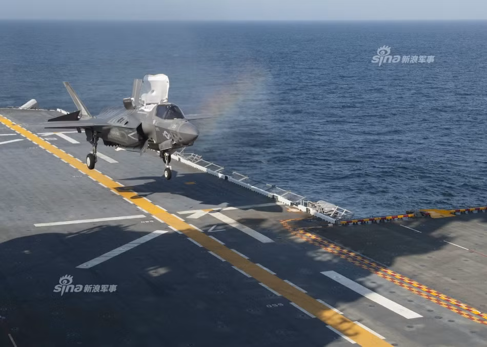 Các máy bay F-35B trên tàu tấn công đổ bộ LHD-1 của Mỹ thuộc biên chế của phi đội 121 không quân thuộc Thủy quân Lục chiến Mỹ. Với khả năng cất cánh trên đường băng ngắn và hạ cánh thẳng đứng của mình (STOVL), những chiếc F-35B có thể hoạt động với cường độ cao trên các tàu tấn công đổ bộ, biến các tàu tấn công đổ bộ này thành một dạng tàu sân bay cỡ nhỏ. Nguồn ảnh: Sina.