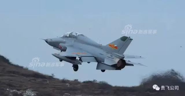 Đây cũng là chiếc máy bay phản lực hiếm hoi sử dụng hoàn toàn động cơ có xuất xứ từ Trung Quốc, chiếc máy bay này sử dụng động cơ Guizhou Liyang WP-13 do chính GAIEC thiết kế và phát triển. Động cơ này cho phép chiếc máy bay hạng nhẹ di chuyển với tốc độ tối đa lên tới Mach 1.5. Nguồn ảnh: Sina.