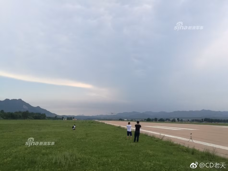Có hình dáng bên ngoài không khác gì chiếc máy bay không người lái MQ-9 Reaper của Mỹ-mẫu máy bay không người lái được đáng giá là UAV tốt nhất thế giới, Cầu Vồng 5 hứa hẹn sẽ mang lại những chiến thuật tác chiến hoàn toàn mới cho quân đội Trung Quốc trong tương lai. Nguồn ảnh: Sina.