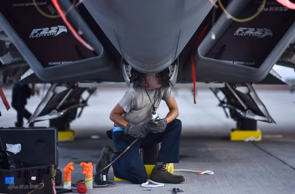 Tuy nhiên, trong bối cảnh hiện tại khi mà ngoài F-22 và F-35 ra thì Mỹ hoàn toàn không có bất cứ một loại chiến đấu cơ thế hệ thứ 5 nào khác để có thẻ tham gia tập trận thì việc đưa F-22 lên đối đầu với các chiến đấu cơ thế hệ cũ là sự lựa chọn duy nhất. Việc sử dụng F-35 để đối đầu với F-22 trong những cuộc tập trận cũng rất khó khăn do Không quân Mỹ quyết không chịu mua bất cứ một chiếc F-35 nào vì cho rằng chúng còn kém hơn cả F-18 còn lực lượng Không quân Hải quân Mỹ cũng không có bất kỳ một chiếc F-22 Raptor nào để... thử cùng F-35 cả. Nguồn ảnh: Sina.