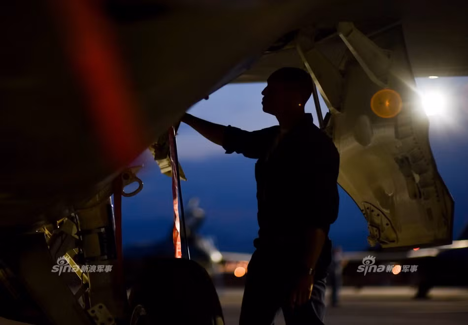 Những chiếc tiêm kích F-22 Raptor thuộc Phi đoàn 103 của Không quân Mỹ tại Alaska đã lập một kỷ lục vô tiền khoáng hậu trên thế giới. Đó là kỷ lục về tỉ lệ thành công trong các phi vụ bay của F-22 Raptor trong cuộc tập trận Northern Edge. Nguồn ảnh: Sina.