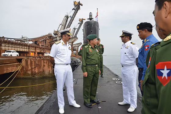 Phái đoàn Myanmar đã trực tiếp lên thăm những chiếc tàu ngầm tấn công Kilo và một vài loại tàu ngầm khác do Ấn Độ tự sản xuất như những chiếc tàu ngầm thuộc lớp Kalvari. Hiện tại, Hải quân Myanmar không sở hữu bất cứ một chiếc tàu ngầm nào và nước này cũng bày tỏ sự nóng lòng của mình khi "các nước láng giềng mua tàu ngầm liên tục" trong khi Myanmar hoàn toàn không có lực lượng tàu ngầm. Nguồn ảnh: Sina.