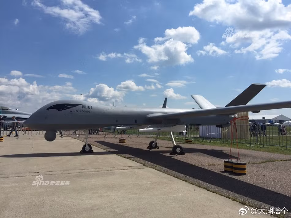 Hiện vẫn chưa có tài liệu xác thực về loại động cơ được sử dụng trên máy bay Wing Loong 1, tuy nhiên, tốc độ tối đa của chiếc máy bay không người lái này có thể lên tới 280 km/h, tầm hoạt động 4000 km hoặc 20 tiếng đồng hồ liên tục trên không. Thông số này vượt xa mẫu UAV lớn nhất của Nga Orion-E tại MAKS 2017. Nguồn ảnh: Sina.