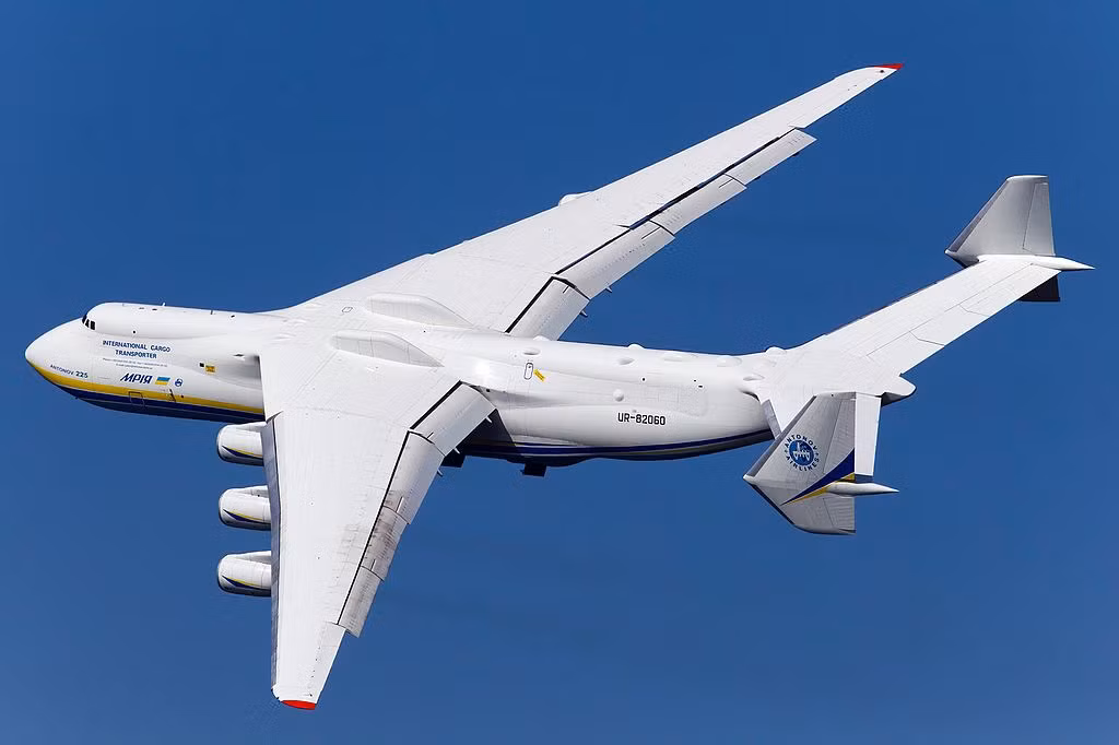Mặc dù to lớn cồng kềnh như vậy, nhưng An-225 cũng có tốc độ cực đại lên tới 850 km/h, tốc độ hành trình đạt 750 km/h, tầm bay với tối đa nhiên liệu lên tới 14.000 km và với tối đa tải trọng, chiếc máy bay này có thể bay được quãng đường 4.000 km. Nguồn ảnh: Wiki.