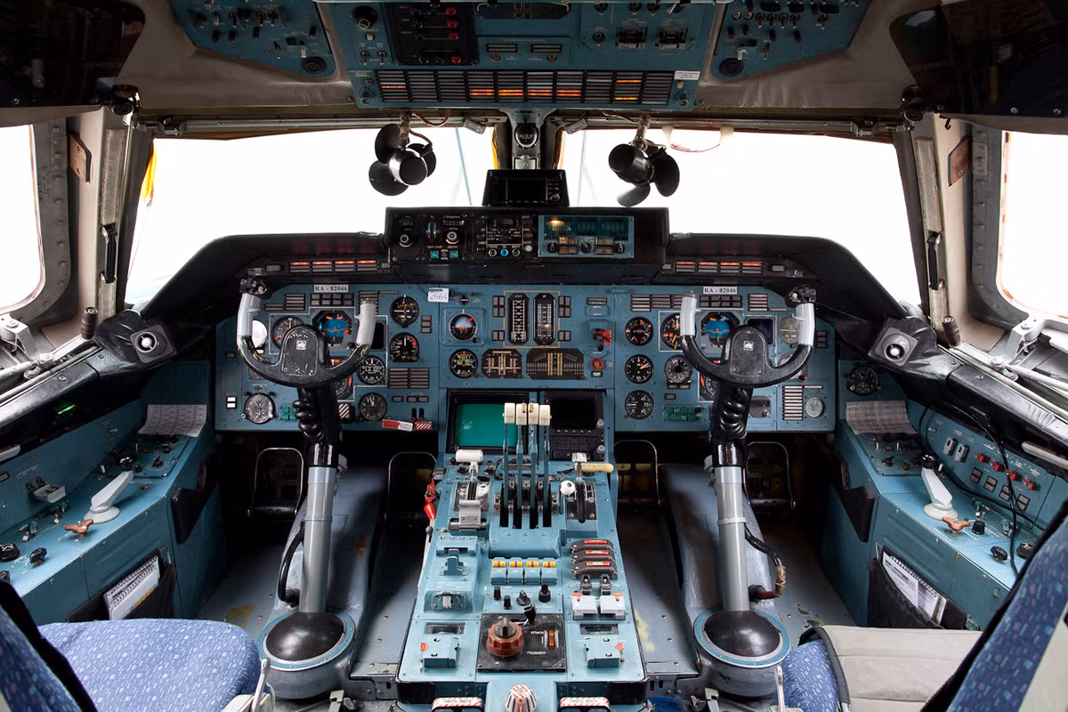 An-124 có phi hành đoàn lên tới 6 người, trọng lượng rỗng của chiếc máy bay này vào khoảng 175 tấn, trọng lượng cất cánh tối đa 405 tấn và được trang bị 4 động cơ phản lực cánh quạt đẩy Lotarev D-18. Nguồn ảnh: Airline.