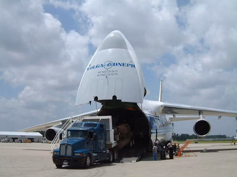 Vận tốc cực đại của chiếc máy bay vận tải này vào khoảng 865 km/h, vận tốc hành trình đạt 800 km và có tầm bay tối đa 5400 km. Sau khi nhận thấy tiềm năng của một chiếc máy bay vận tải hạng nặng như An-124, người ta đã phát triển ra chiếc An-225 lớn nhất thế giới. Nguồn ảnh: Defense.