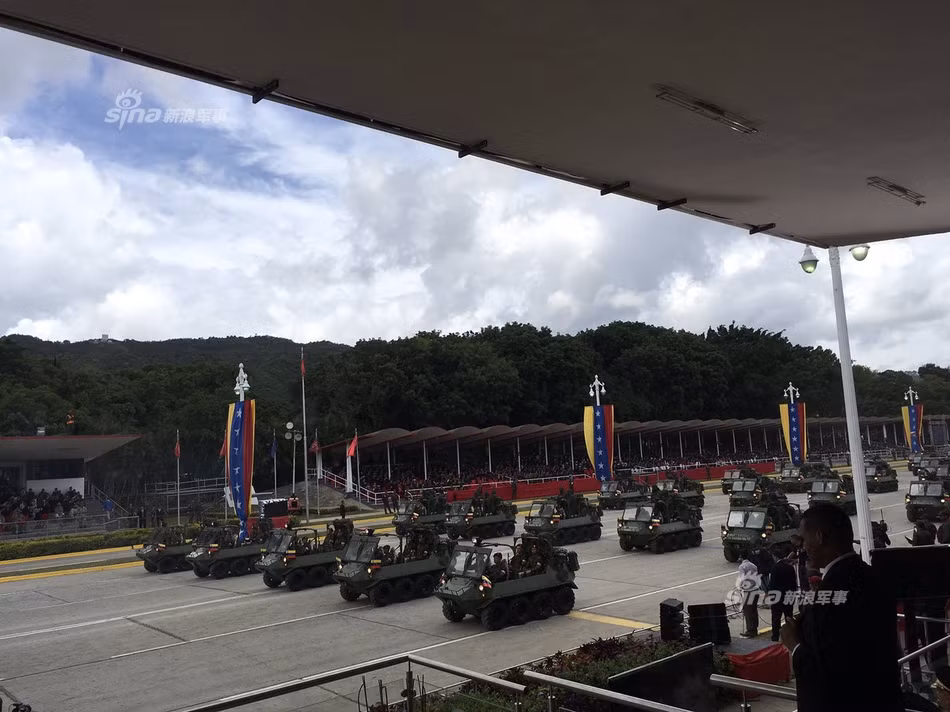 Xe địa hình ATV Lynx của Quân đội Venezuela. Đây là mẫu xe có xuất xứ từ Trung Quốc, được sản xuất bởi Tập đoàn Công nghiệp Quốc phòng Hoa Bắc (Norinco) chế tạo dành riêng cho lực lượng sơn cước với khả năng vượt địa hìnhnhờ hệ thống truyền động 8x8. Nguồn ảnh: Sina.