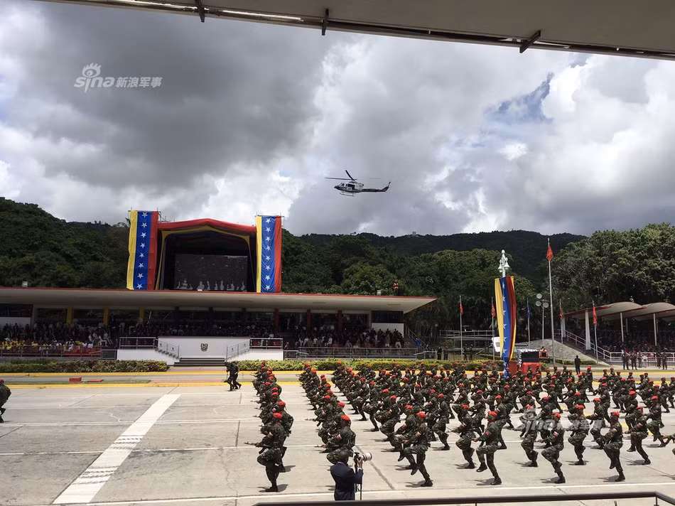 Hiện tại, AK-103 đang là vũ khí được trang bị đại trà nhất trong các lực lượng bộ binh Venezuela. Vào năm 2006, Venezuela đã mua hơn 100.000 khẩu cùng đạn dược từ Nga với giá 52 triệu USD, 2 hợp đồng khác cũng được ký kết giữa các nước vào năm 2006 với tổng giá trị 474 triệu USD với các điều khoản chuyển giao công nghệ để Venezuela có thể tự sản xuất súng AK-103 trong tương lai. Nguồn ảnh: Sina.