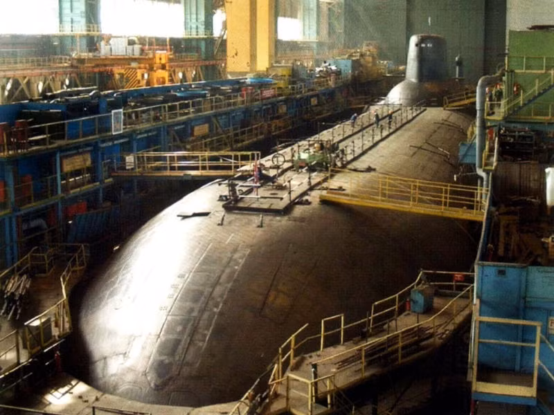 Tổng cộng đã có 6 con tàu ngầm thuộc Project 941 được Liên Xô đóng mới và hiện tại cũng chỉ còn duy nhất một chiếc còn lại đang phục vụ trong Hải quân Nga, 3 chiếc đã được cho nghỉ hưu, số còn lại được thả neo để phục vụ việc diễn tập, huấn luyện hoặc thăm quan trưng bày. Theo kế hoạch của Nga, Project 941 sẽ dần được thay thế bằng các tàu ngầm lớp Borei, bắt đầu từ năm 2007. Nguồn ảnh: FA.