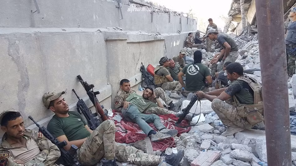 Lực lượng quân đội Iraq mệt mỏi nghỉ ngơi sau hơn 7 tháng chiến đấu liên tục. Cuộc chiến với khủng bố IS dù không ác liệt đến tột cùng nhưng lại khiến người lính cực kỳ căng thẳng với đủ các loại bẫy, bom, mìn các loại. Nguồn ảnh: Cell.