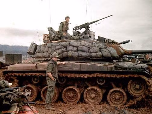 Xe tăng M41 Walker Bulldog được Mỹ đưa tới chiến trường Việt Nam để thay thế cho những chiếc M24 lỗi thời đã phục vụ tại chiến trường này từ thời chiến tranh Đông Dương lần thứ nhất. Giống với M24, những chiếc M41 cũng là xe tăng hạng nhẹ và có giáp dày nhất chỉ 31,7 mm. Chiếc xe tăng này được trang bị pháo 76 mm thay cho khẩu 75 mm trên chiếc M24. Nguồn ảnh: Pinterest.