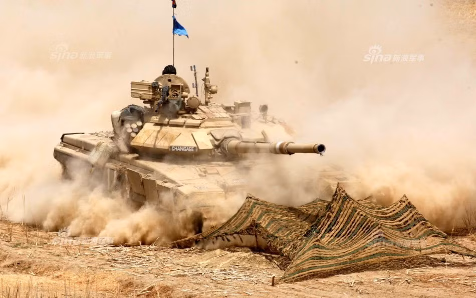 Ban đầu, phía Ấn Độ ký kết các hợp đồng mua một loạt các xe tăng T-90S - phiên bản xuất khẩu dòng T-90 với những giá trị hợp đồng lên tới 795 triệu USD và 800 triệu USD bao gồm cả chi phí chuyển nhượng công nghệ và các hệ thống vũ khí của T-90 để phía Ấn Độ có thể tự lắp ráp, sản xuất và chủ động được trong việc bảo trì, bảo dưỡng dòng tăng này. Nguồn ảnh: Sina.