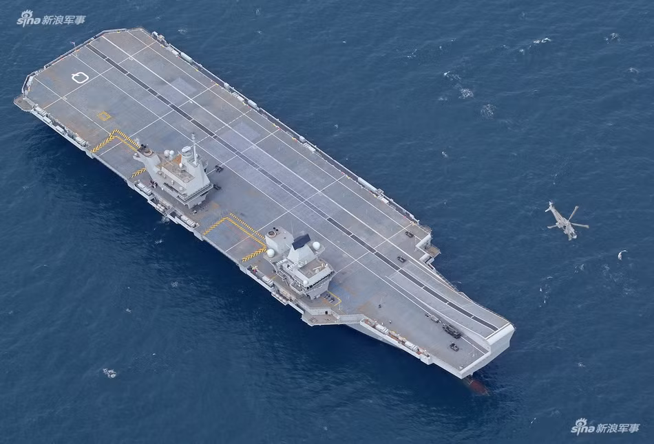 Khi đó, tàu sân bay HMS Queen Elizabeth với trọng tải lên tới 100.000 tấn sẽ trở thành chiếc tàu lớn nhất trong lịch sử phát triển hàng trăm năm của Hải quân Hoàng gia Anh. Nguồn ảnh: Sina.