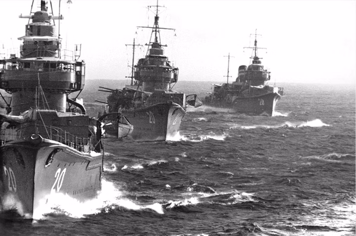 Trong chiến tranh thế giới thứ hai, Akizuki là tên của khu trục hạm mạnh hàng đầu Hải quân Đế quốc Nhật Bản. Những chiếc khu trục hạm đầu tiên thuộc lớp Akizuki được Nhật hạ thủy từ năm 1940. Trong suốt chiến tranh thế giới thứ hai, tổng cộng có 12 chiếc khu trục hạm loại này đã được Nhật đóng mới. Nguồn ảnh: Reddit.