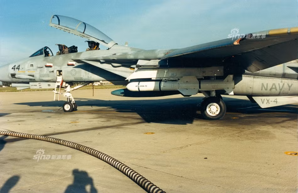 Với F-14, về mặt kỹ thuật thì F-14 được xếp ngang với Su-27, cùng được xếp hạng vào loại chiến đấu cơ thế hệ thứ 4, cùng có khả năng mang vác vũ khí cực đỉnh, thậm chí F-14 còn vượt trội hơn về khả năng mang vũ khí (tối đa 6,6 tấn so với 4,4 tấn ở Su-27). Nguồn ảnh: Sina.