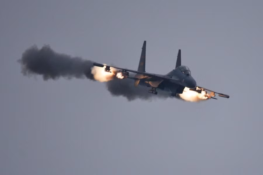 J-11 có 10 điểm treo vũ khí với tổng tải trọng khoảng 5 tấn. Tiêm kích này sử dụng hỗn hợp vũ khí của Nga và sản xuất trong nước. Ảnh: Chinamil.