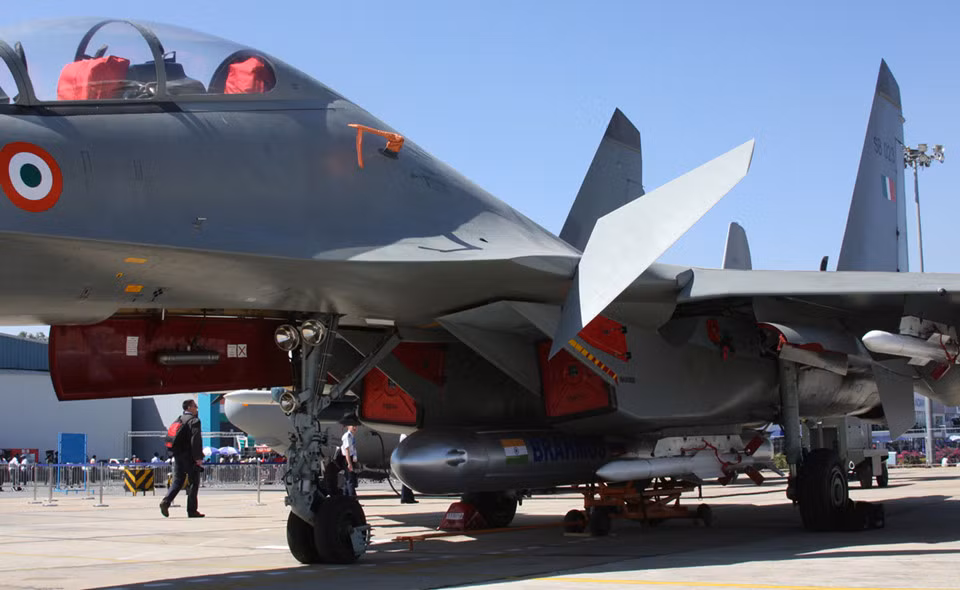 Su-30MKI có 12 điểm treo vũ khí với tổng tải trọng khoảng 8 tấn. Đặc biệt, tiêm kích này có thể mang tên lửa hành trình siêu âm BrahMos, tầm bắn 300 km, một trong những sát thủ trên không đáng sợ nhất thế giới. Ảnh: India Defence.