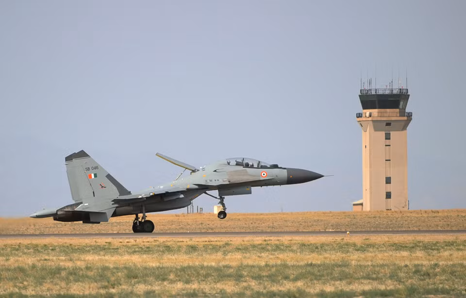 Su-30MKI là phiên bản đặc biệt của Su-30 được Nga chế tạo riêng cho Không quân Ấn Độ. Phiên bản này bổ sung thêm cánh mũi, hệ thống điện tử hỗn hợp Nga, Ấn Độ, Pháp và Israel. Ảnh: India Defence.