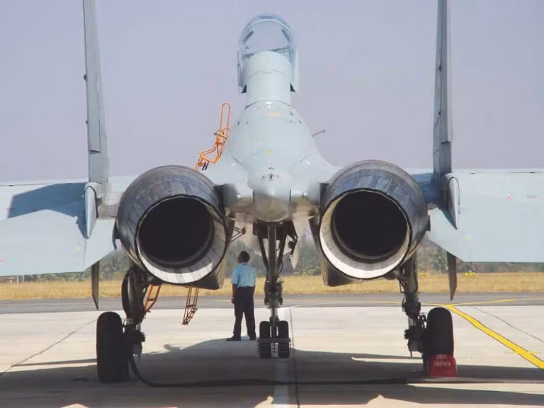 Su-30MKI được trang bị 2 động cơ kiểm soát vector lực đẩy AL-31FP đem lại khả năng cơ động xuất sắc trong phạm vi hẹp. Động cơ cung cấp tốc độ tối đa khoảng 2.120 km/h ở độ cao lớn, phạm vi hoạt động 3.000 km với nhiên liệu nội bộ. Ảnh: Defence Update.