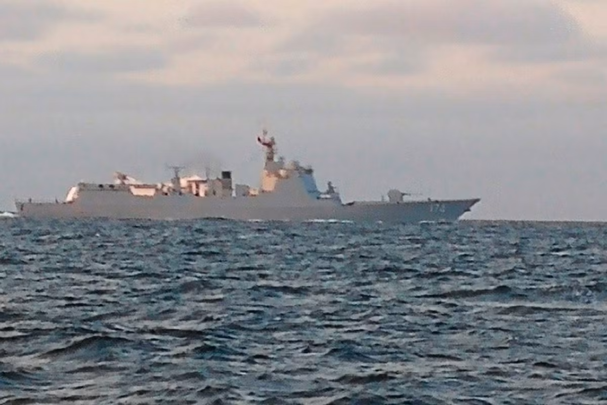 Tàu khu trục hạm của Trung Quốc đi qua eo biển Đan Mạch trên đường tới biển Baltic tham gia cuộc tập trận. Đây là khu trục hạm lớp Type 052D của Trung Quốc mang số hiệu 174. Nguồn ảnh: Nytimes.