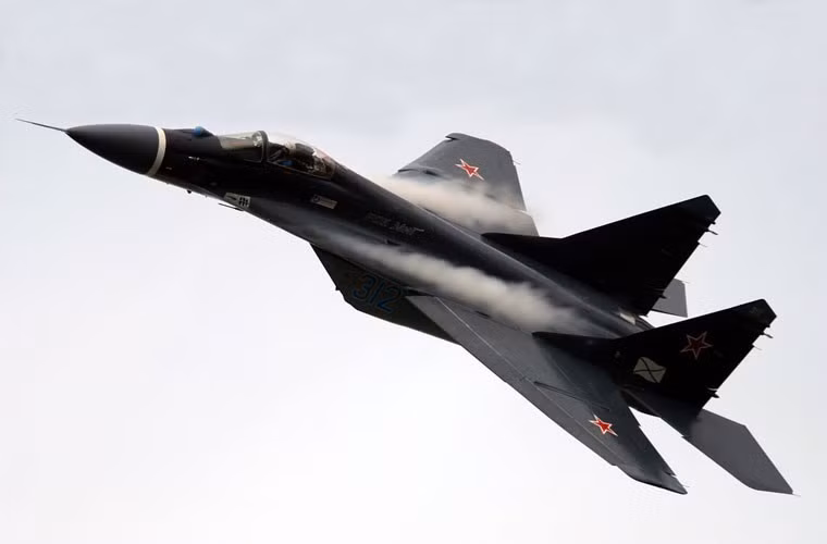 MiG-29K là biến thể của dòng tiêm kích đánh chặn hạng nhẹ MiG-29 do Cục thiết kế Mikoyan (Liên Xô) phát triển trang bị trên tàu sân bay. Trong tương lai gần, những chiếc MiG-29K sẽ thay thế cho tiêm kích hạm Su-33 sắp hết hạn sử dụng, đang hoạt động trên tàu sân bay Kuznetsov. Tuy nhiên, việc ngay trong lần đầu tiên tham gia hoạt động chiến sự đã gặp nạn, xem ra không chừng BQP Nga sẽ xem xét lại kế hoạch trang bị MiG-29K thay thế Su-33. Nguồn: Wiki