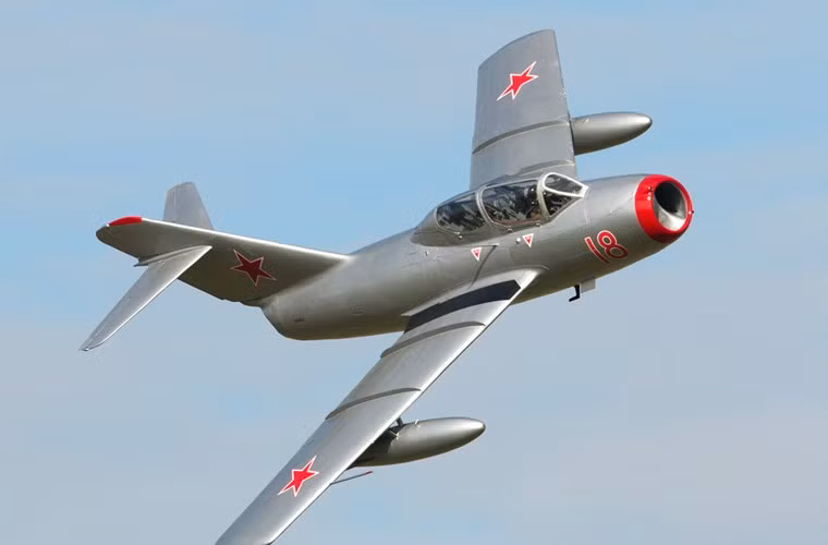 Đầu những năm 1960, Liên Xô đã viện trợ qua ngả Trung Quốc cho Việt Nam 3 máy bay tiêm kích MiG-15UTI cùng 33 máy bay MiG-17. Trên cơ sở số máy bay này, ta đã thành lập Trung đoàn 921 anh hùng. Nhưng, suốt thời gian dài, có rất ít (hầu như là không có) hình ảnh nào về quá trình phục vụ của MiG-15UTI trong Không quân Nhân dân.