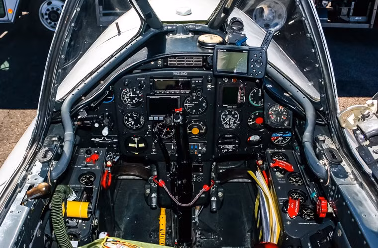 Buồng lái MiG-15UTI, có một vài thiết bị công nghệ hiện đại được gắn vào sau này bởi các công ty tư nhân vận hành.