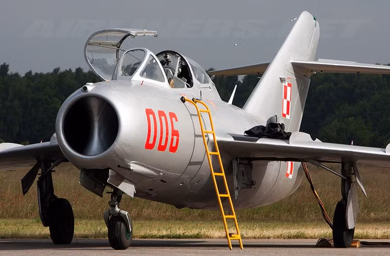 Được thiết kế cho nhiệm vụ huấn luyện phi công, MiG-15UTI mở rộng khoang lái thành hai chỗ ngồi, trang bị hai hệ thống lái.