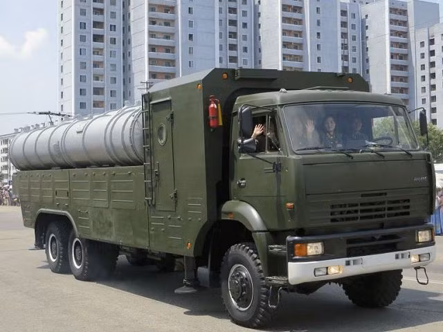 Ống phóng tên lửa KN-06 có phần to hơn loại S-300 của Nga, tuy nhiên việc này cũng không phải là vấn đề quá lớn.