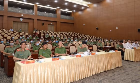 Đại tướng Tô Lâm, Ủy viên Bộ Chính trị, Bộ trưởng Bộ công an dự và chủ trì buổi lễ. Cùng dự có đồng chí Ngô Minh Châu, Phó Chủ tịch UBND TP Hồ Chí Minh; lãnh đạo Cục tổ chức cán bộ - Bộ Công an; đại diện một số Ban đảng thuộc Thành ủy TP Hồ Chí Minh cùng các đồng chí trong Ban Giám đốc Công an thành phố và lãnh đạo, chỉ huy các đơn vị thuộc Công an thành phố.