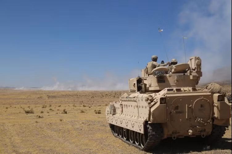 Kíp xe của M2 Bradley gồm 3 người. Khoang chở quân trên M2 Bradley có thể chứa 7 lính đổ bộ. Hiện phiên bản được sử dụng nhiều nhất là M2A3 với nhiều cải tiến vượt trội.