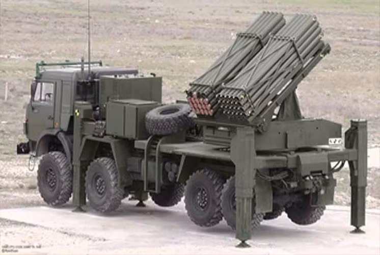 T-122 được cho là có tầm bắn chính xác hơn hẳn BM-21. Cơ chế bắn có thể bắn tên lửa từng quả một hoặc cả loạt 40 đạn trong vòng 80 giây.